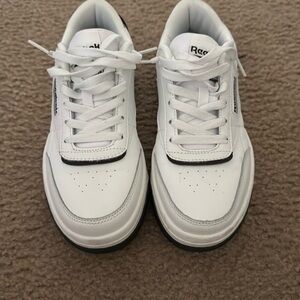 Women’s Reebok sneakers size 8 excellent condition